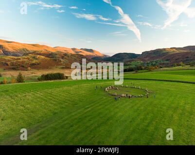 Luftaufnahme des Castlerigg-Steinkreises, der sich in der Nähe von Keswick in Cumbria, Nordwestengland, befindet und als Teil einer megalithischen Tradition während des Th errichtet wurde Stockfoto