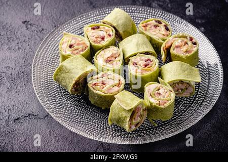 Frische hausgemachte Cranberry pinwheels mit Frischkäse, getrocknete Cranberries, Walnüsse, Ziegenkäse und Rosmarin für die Feiertage bereit. Selektive foc Stockfoto