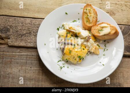 Ein hausgemachtes Beispiel für eine Sardellen- und Eierpudding aus verzinnten Sardellen, Engraulis Ringens, gefangen im Südost-Pazifik, Eiern, Milch, Salz und Stockfoto