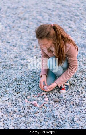 Garmony Meditation, Frau Hand aufsammeln gesetzt Zen Steine, entspannte Hobby Ruhe Stockfoto