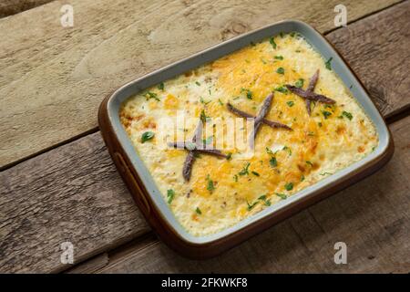 Ein hausgemachtes Beispiel für eine Sardellen- und Eierpudding aus verzinnten Sardellen, Engraulis Ringens, gefangen im Südost-Pazifik, Eiern, Milch, Salz und Stockfoto