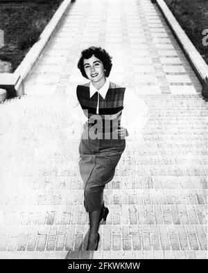 ELIZABETH TAYLOR um 1952 ehrliche Porträtwerbung für Metro Goldwyn Mayer Stockfoto
