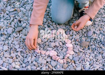 Garmony Meditation, Frau Hand aufsammeln gesetzt Zen Steine, entspannte Hobby Ruhe Stockfoto