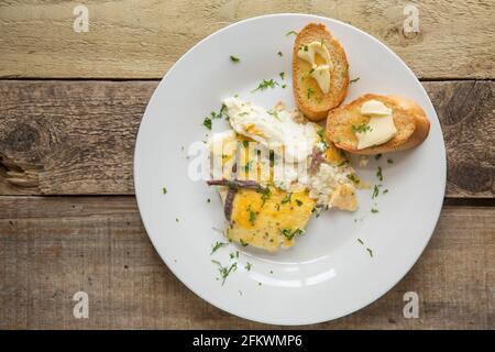 Ein hausgemachtes Beispiel für eine Sardellen- und Eierpudding aus verzinnten Sardellen, Engraulis Ringens, gefangen im Südost-Pazifik, Eiern, Milch, Salz und Stockfoto