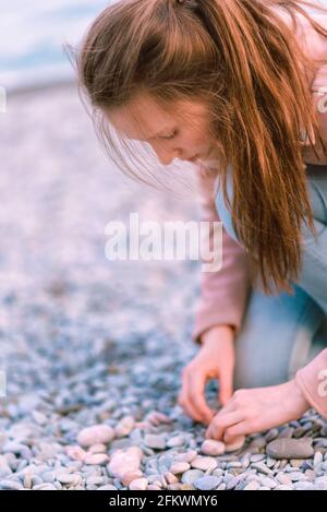 Garmony Meditation, Frau Hand aufsammeln gesetzt Zen Steine, entspannte Hobby Ruhe Stockfoto