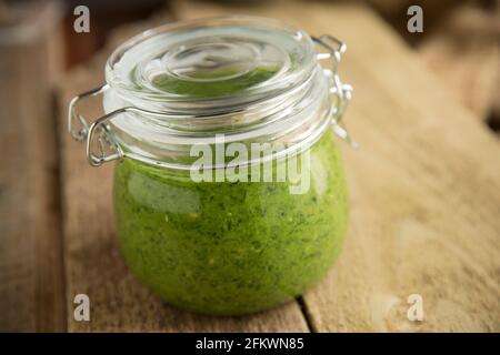 Pesto aus wildem Knoblauch, Allium ursinum, das Rapsöl, Zitronensaft und Pinienkerne umfasst. Es ist hier in einem Glas zu sehen, nachdem ich gemischt wurde Stockfoto