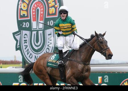 DER GRAND NATIONAL IN AINTREE. TONY MCCOY GEWINNT AUF DON'T PUSH IT. 10/4/2010. BILD DAVID ASHDOWN Stockfoto