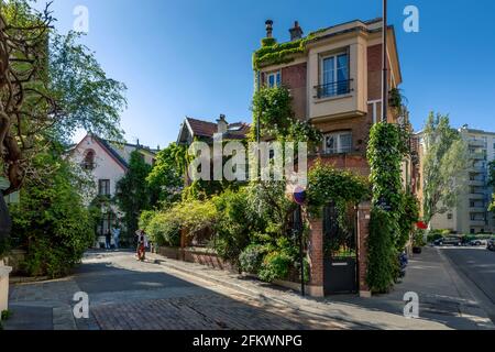 Paris, Frankreich - 26. April 2021: Die florale Stadt (Cité florale) ist ein Wohngebiet im 13. Arrondissement von Paris, Frankreich. Es bildet ein t Stockfoto