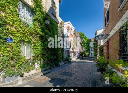 Paris, Frankreich - 26. April 2021: Die florale Stadt (Cité florale) ist ein Wohngebiet im 13. Arrondissement von Paris, Frankreich. Es bildet ein t Stockfoto