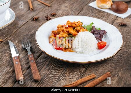 Asiatisch gebratenes Huhn mit Gemüse und Reis Stockfoto
