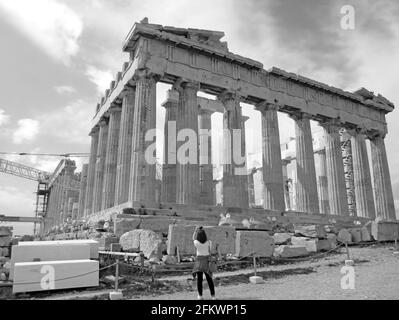 Monochromes Bild des altgriechischen Tempels Parthenon unter den Restaurierungsarbeiten, Akropolis-Hügel, Athen, Griechenland Stockfoto