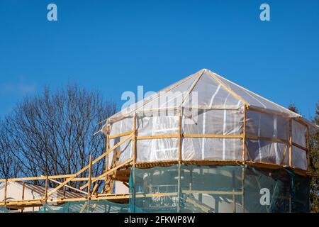 Dachsanierung an einem sonnigen Tag auf der Bauseite. Wohnungsentwicklung. Stockfoto