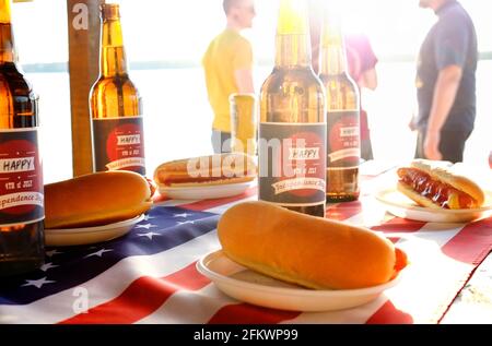 Feier zum vierten Juli, Bierflasche, Original-Label-Design, Happy Independence Day, klassischer Hot Dog, Catchup & Senf, amerikanische Flagge. Gruppe von Jo Stockfoto