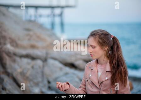 Garmony Meditation, Frau Hand aufsammeln gesetzt Zen Steine, entspannte Hobby Ruhe Stockfoto