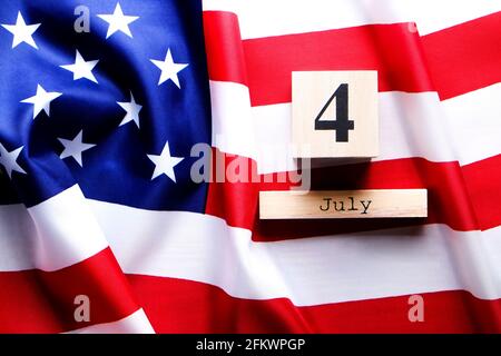 Rüschen amerikanische Flagge und holzwürfel Kalender mit 4. Juli, USA Independence Day Date, kopieren Raum celebratory Hintergrund. Uns patriotische festliche Co Stockfoto