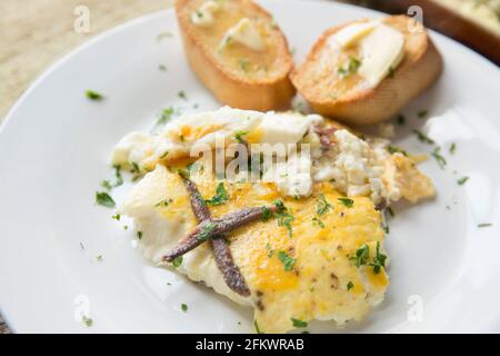 Ein hausgemachtes Beispiel für eine Sardellen- und Eierpudding aus verzinnten Sardellen, Engraulis Ringens, gefangen im Südost-Pazifik, Eiern, Milch, Salz und Stockfoto