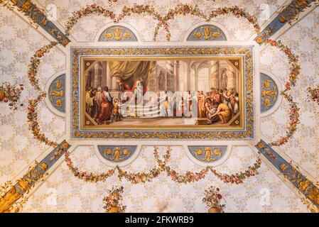 Nahaufnahme eines farbenfrohen Freskengemäldes an der Wand der historischen Kirche In Rom Stockfoto