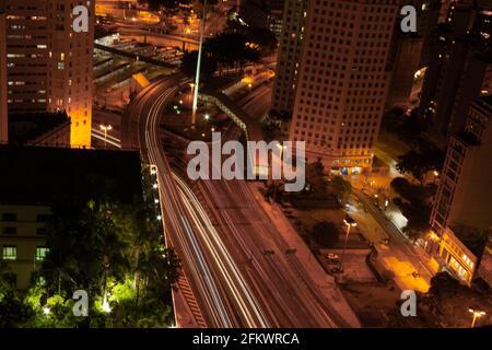 Langzeitbelichtung Foto zeigt die Allee in der Stadt São Paulo. Stockfoto