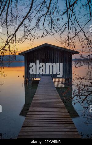 Seehäuser am Kochelsee in den bayerischen Alpen, Deutschland, nachbearbeitet mit Expositionsklammern Stockfoto