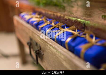 Sweet gut verheiratet in einer Reihe, von einer hölzernen Schublade zur Dekoration gehalten. Stockfoto