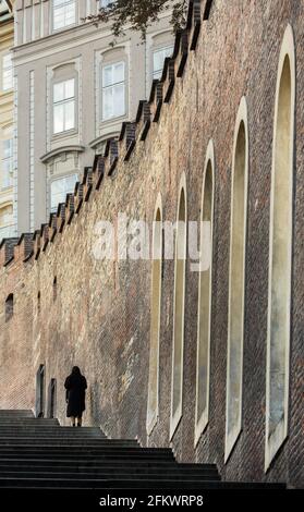 Die alte Dame klettert die Stufen auf der Prager Burg, Prag, Tschechische republik Stockfoto