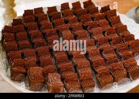 Wiese mit Schokoladenbonbons auf dem Holztisch. Stockfoto