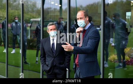 Der Herzog von Cambridge spricht mit Spielern der Aston Villa während eines Besuchs im High Performance Center der Aston Villa in Bodymoor Heath, Warwickshire. Bilddatum: Dienstag, 4. Mai 2021. Stockfoto