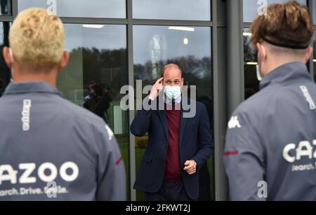 Der Herzog von Cambridge spricht mit Spielern der Aston Villa während eines Besuchs im High Performance Center der Aston Villa in Bodymoor Heath, Warwickshire. Bilddatum: Dienstag, 4. Mai 2021. Stockfoto