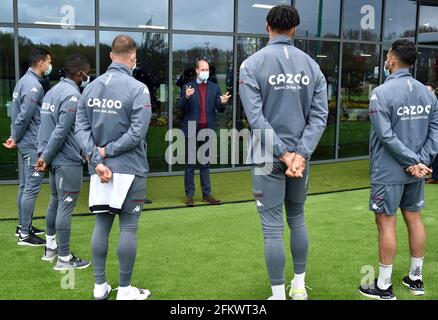 Der Herzog von Cambridge spricht mit Spielern der Aston Villa während eines Besuchs im High Performance Center der Aston Villa in Bodymoor Heath, Warwickshire. Bilddatum: Dienstag, 4. Mai 2021. Stockfoto