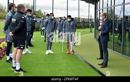 Der Herzog von Cambridge spricht mit Spielern der Aston Villa während eines Besuchs im High Performance Center der Aston Villa in Bodymoor Heath, Warwickshire. Bilddatum: Dienstag, 4. Mai 2021. Stockfoto