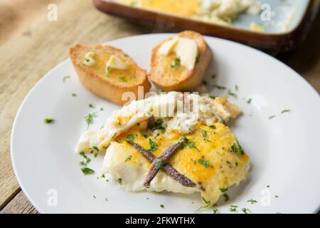 Ein hausgemachtes Beispiel für eine Sardellen- und Eierpudding aus verzinnten Sardellen, Engraulis Ringens, gefangen im Südost-Pazifik, Eiern, Milch, Salz und Stockfoto