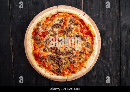 Pizza mit Hackfleisch und Tomatensauce Stockfoto