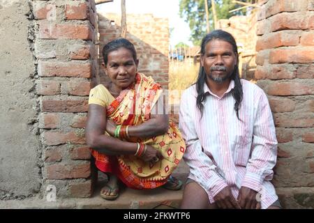 Altes Paar, das vor dem Haus steht. DESIA KONDHA STAMM. Goipeta Village, Odisha, Indien. Gesichter des ländlichen Indiens Stockfoto