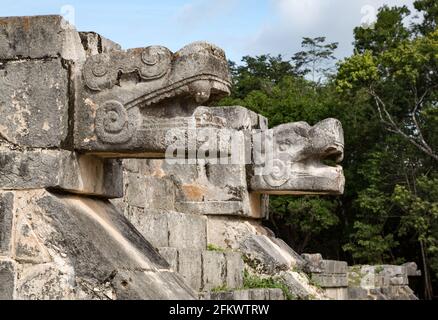 Schlangenkopfskulpturen an der Scholle von Adlern und Jaguaren, Chichen-Itza, Yucatan, Mexiko Stockfoto