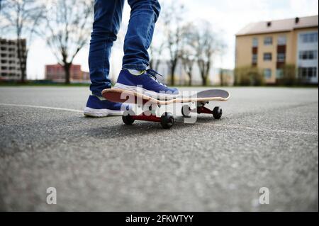 Nahaufnahme der Skateboarderbeine. Kinder reiten Skateboard im Freien. Konzept von Freizeitaktivitäten, Sport, Extremsport, Hobby und Bewegung. Stockfoto