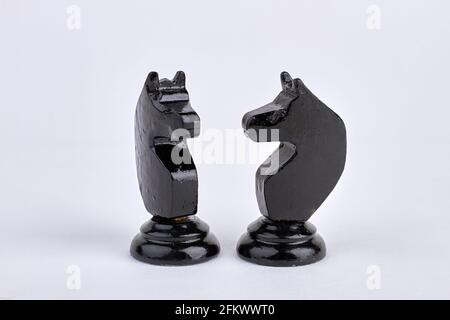 Zwei schwarze Ritter Schachfiguren isoliert auf weißem Hintergrund. Stockfoto