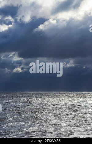 Glowering Skies während eines nicht saisonalen Gale in der Themse Mündung in Anfang Mai nach Shoeburyness in Essex Stockfoto