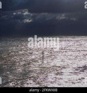 Glowering Skies während eines nicht saisonalen Gale in der Themse Mündung in Anfang Mai nach Shoeburyness in Essex Stockfoto