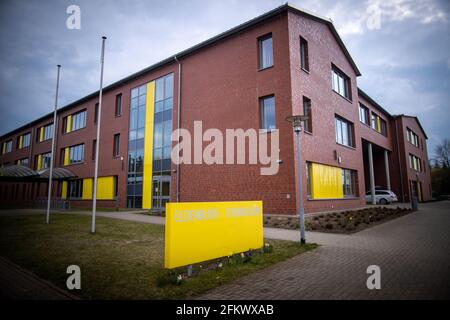 21. April 2021, Mecklenburg-Vorpommern, Lübz: Das Eldenburg-Gymnasium. Am 23.04.2021 beginnt die Abiturprüfung in Mecklenburg-Vorpommern mit den schriftlichen Englischprüfungen. Der Beginn der Abiturprüfungen wurde wegen Corona um zehn Tage verschoben. Foto: Jens Büttner/dpa-Zentralbild/ZB Stockfoto