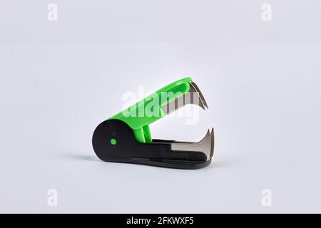 Grüner Hefter-Entferner auf weißem Hintergrund isoliert. Stockfoto