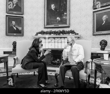 Washington, USA. März 2021. Präsident Joe Biden spricht mit Vizepräsident Kamala Harris am Dienstag, den 30. März 2021, im Oval Office des Weißen Hauses. (Offizielles Foto des Weißen Hauses von Adam Schultz via Credit: SIPA USA/Alamy Live News Stockfoto