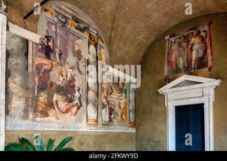 Eingang des Oratoriums von San Silvestro in der Basilika von Santi Quattro Coronati mit Fresken von Rafaellino da Reggio, Rom, Italien Stockfoto