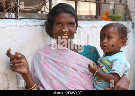 Stammesfrau mit traditionellem Nasenring und ihrem kleinen Jungen im Dorf Lanjigadh in Odisha, Indien. DESIA KONDHA STAMM. Gesichter des ländlichen Indiens Stockfoto