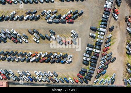 Viele Gebrauchtwagen Parken eine Reihe für Auktionslose Terminal Geparkt Stockfoto