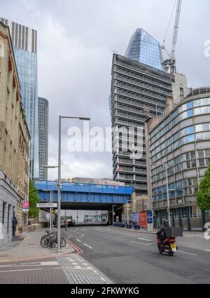 Hochhausgebäude greifen allmählich auf das Südufer Londons ein, von der Southwark Street aus gesehen, mit einer Eisenbahnbrücke von der Blackfriars Station im Vordergrund Stockfoto