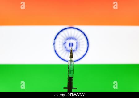 Polen. Mai 2021. In dieser Abbildung ist eine medizinische Spritze vor einer Nationalflagge Indiens zu sehen. (Foto von Filip Radwanski/SOPA Images/Sipa USA) Quelle: SIPA USA/Alamy Live News Stockfoto