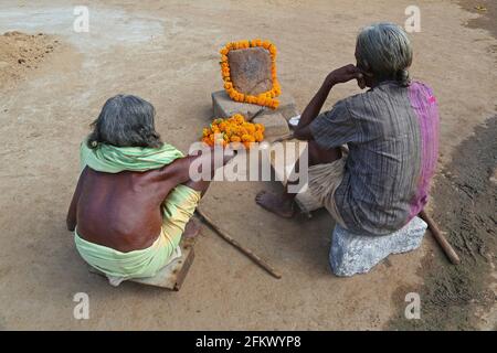 Altes Stammespaar, das Dev Puja im Dorf Lanjigadh in Odisha, Indien, aufführt. DESIA KONDHA STAMM Stockfoto