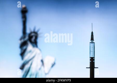 Polen. Mai 2021. Auf dieser Fototafel ist eine medizinische Spritze vor der Freiheitsstatue zu sehen. (Foto von Filip Radwanski/SOPA Images/Sipa USA) Quelle: SIPA USA/Alamy Live News Stockfoto