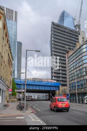 Hochhausgebäude greifen allmählich auf das Südufer Londons ein, von der Southwark Street aus gesehen, mit einer Eisenbahnbrücke von der Blackfriars Station im Vordergrund Stockfoto