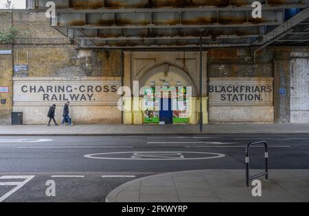 Old Blackfriars Station Railway Eingang (von 1864-1869) Steinschild unter der Eisenbahnbrücke auf Blackfriars Road, London, UK Stockfoto